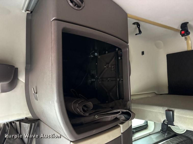 image for item ET7463 2014 Volvo VNL semi truck