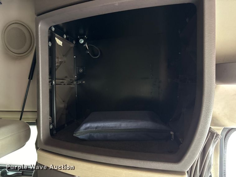 image for item ET7463 2014 Volvo VNL semi truck