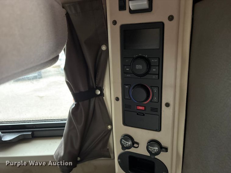 image for item ET7463 2014 Volvo VNL semi truck