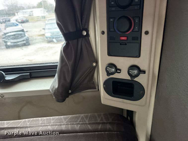 image for item ET7463 2014 Volvo VNL semi truck