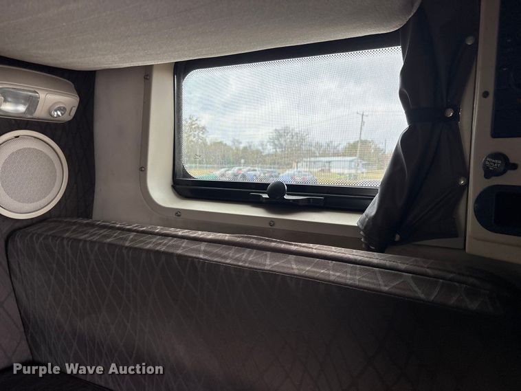 image for item ET7463 2014 Volvo VNL semi truck