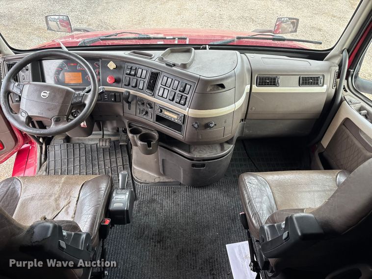 image for item ET7463 2014 Volvo VNL semi truck