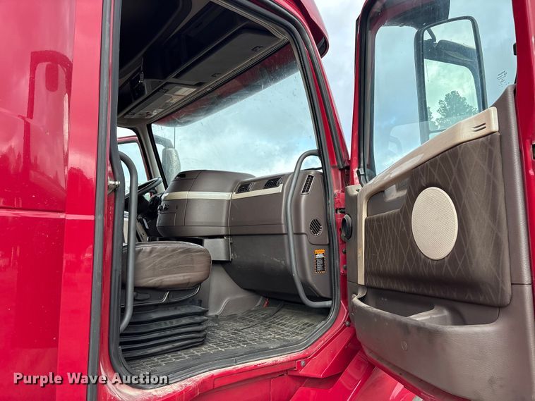 image for item ET7463 2014 Volvo VNL semi truck