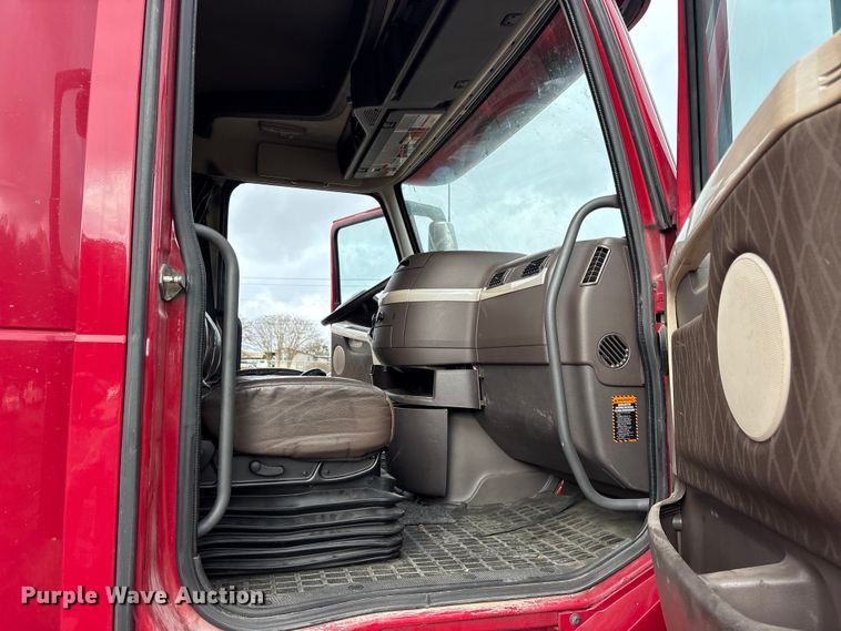 image for item ET7463 2014 Volvo VNL semi truck