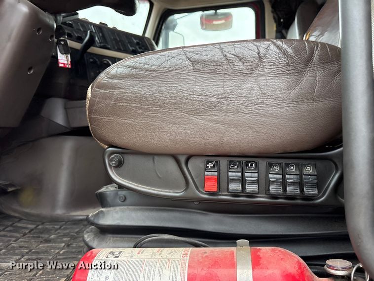 image for item ET7463 2014 Volvo VNL semi truck