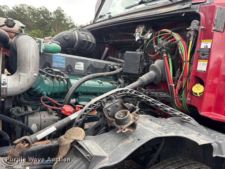 image for item ET7463 2014 Volvo VNL semi truck