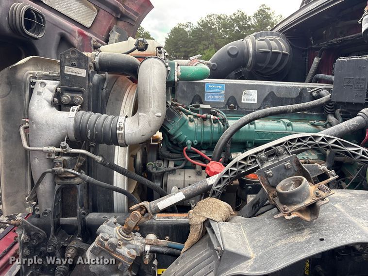 image for item ET7463 2014 Volvo VNL semi truck