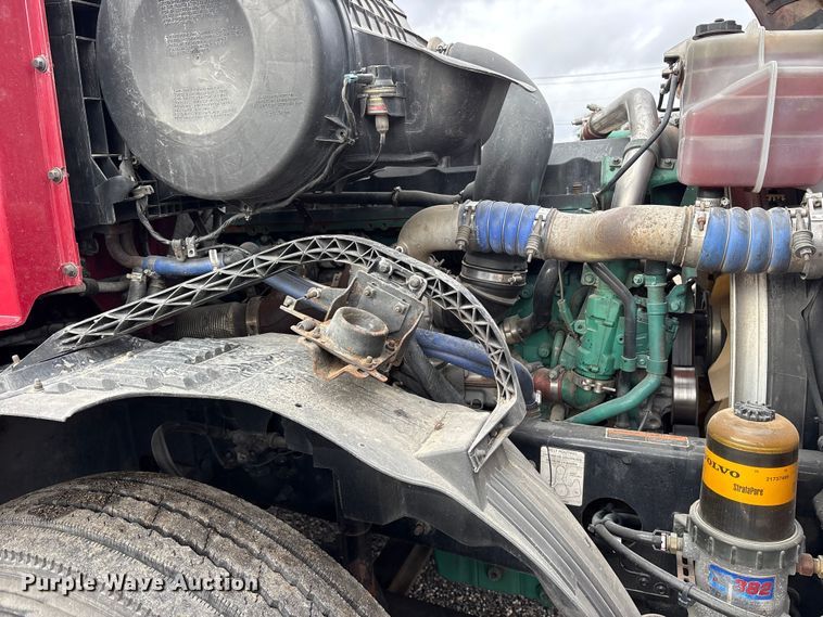 image for item ET7463 2014 Volvo VNL semi truck