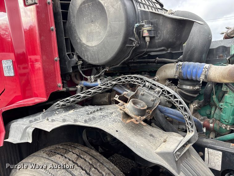 image for item ET7463 2014 Volvo VNL semi truck