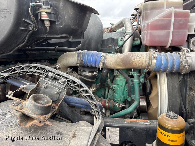 image for item ET7463 2014 Volvo VNL semi truck