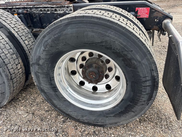 image for item ET7463 2014 Volvo VNL semi truck