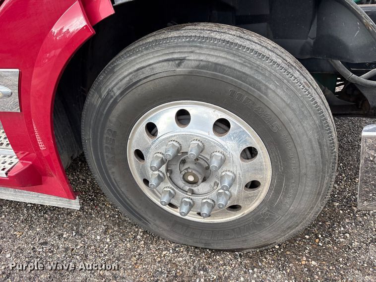 image for item ET7463 2014 Volvo VNL semi truck