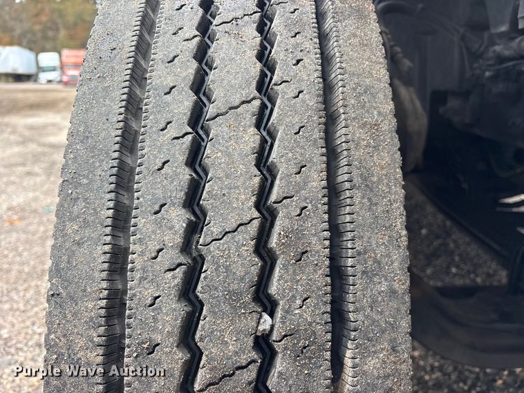 image for item ET7463 2014 Volvo VNL semi truck