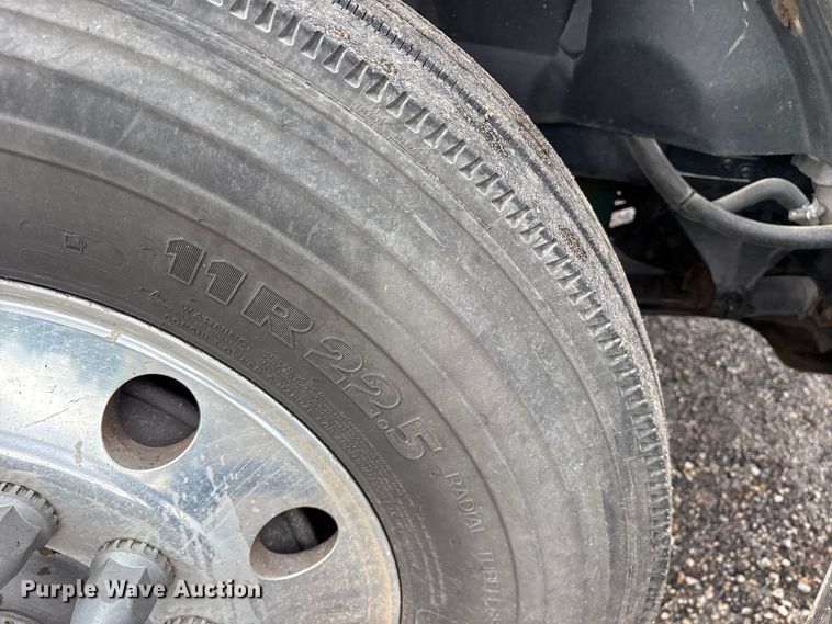 image for item ET7463 2014 Volvo VNL semi truck