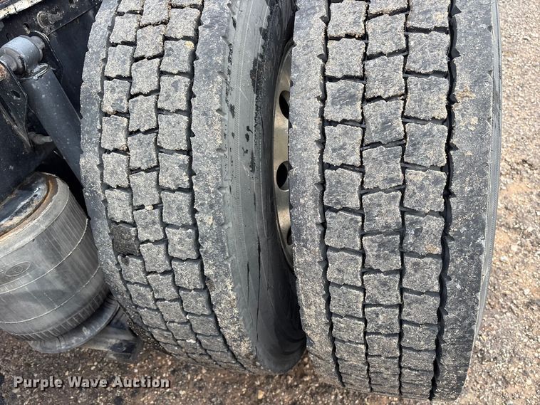 image for item ET7463 2014 Volvo VNL semi truck