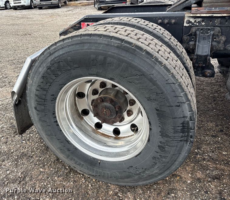 image for item ET7463 2014 Volvo VNL semi truck