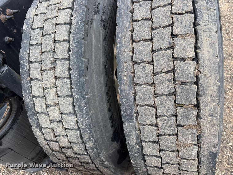 image for item ET7463 2014 Volvo VNL semi truck