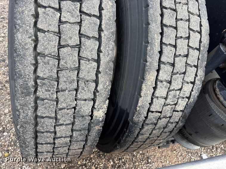 image for item ET7463 2014 Volvo VNL semi truck