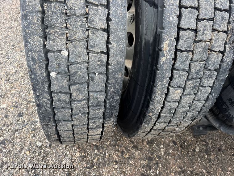 image for item ET7463 2014 Volvo VNL semi truck