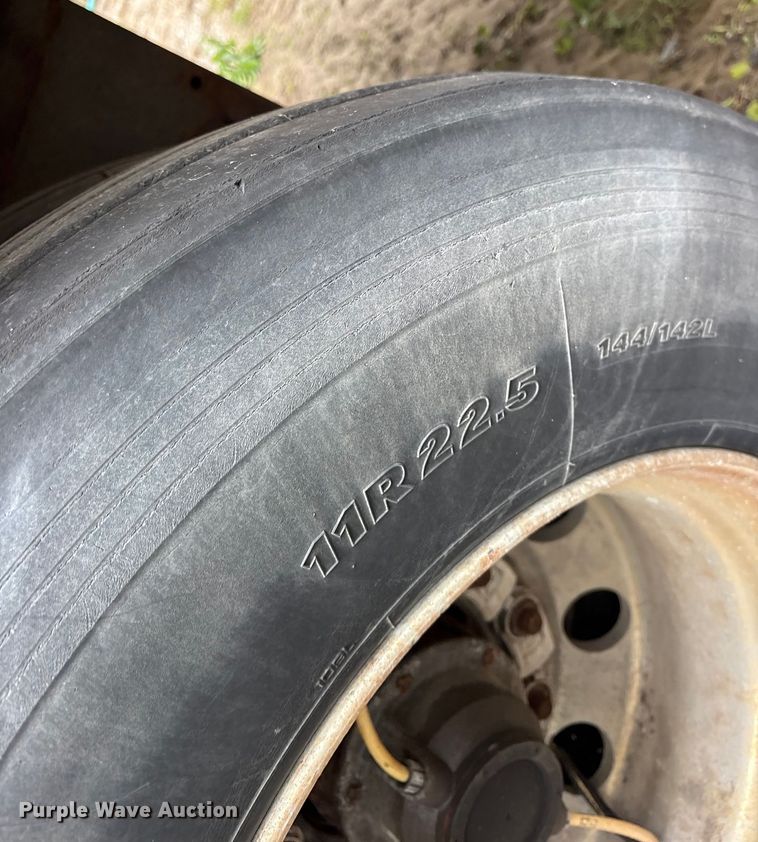 image for item ET7464 2017 Vanguard dry van trailer