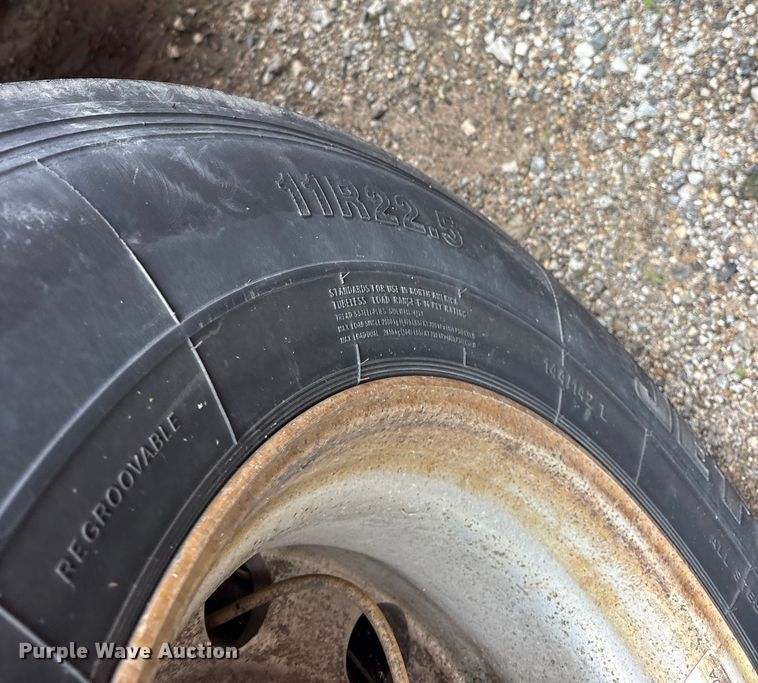 image for item ET7465 2016 Vanguard dry van trailer