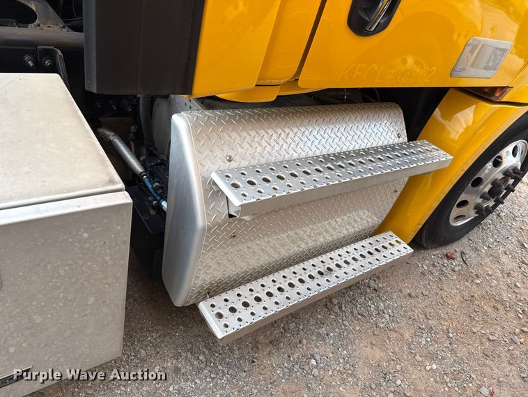 image for item EU5192 2020 Freightliner  Cascadia 126 semi truck