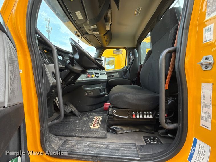 image for item EU5192 2020 Freightliner  Cascadia 126 semi truck