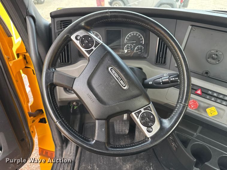 image for item EU5192 2020 Freightliner  Cascadia 126 semi truck