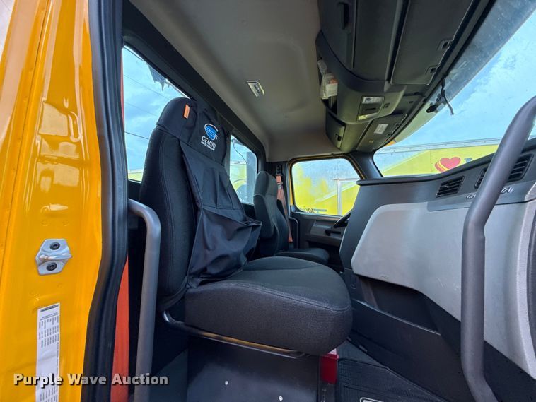 image for item EU5192 2020 Freightliner  Cascadia 126 semi truck