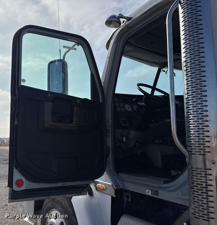 image for item EU8558 2013 Freightliner Coronado semi truck