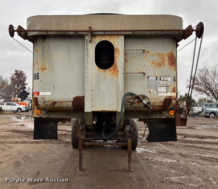 image for item EV3349 1994 Clement HL2623 end dump trailer