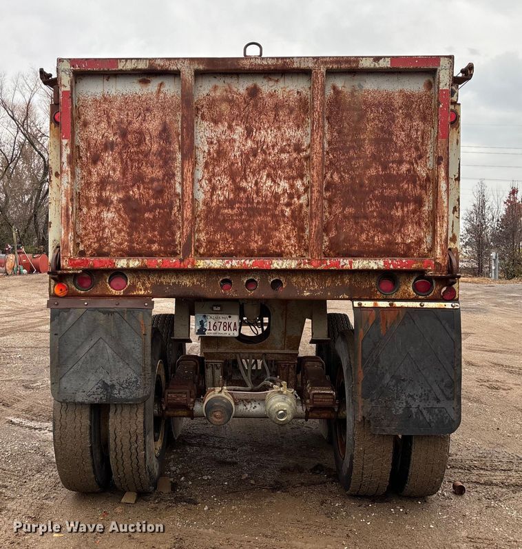 image for item EV3349 1994 Clement HL2623 end dump trailer
