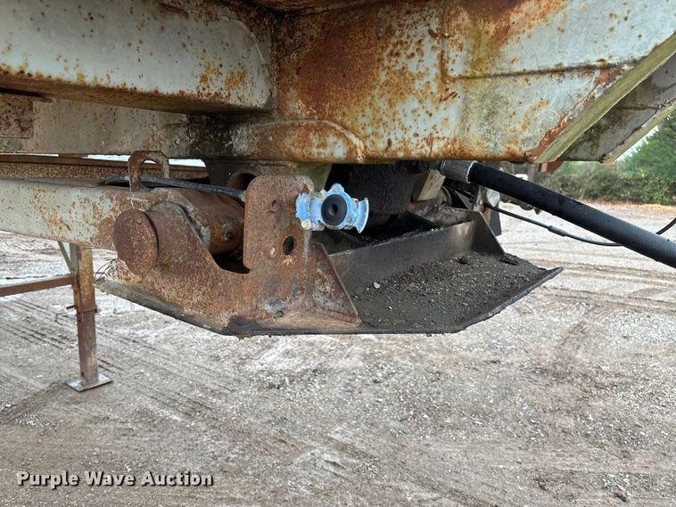 image for item EV3349 1994 Clement HL2623 end dump trailer