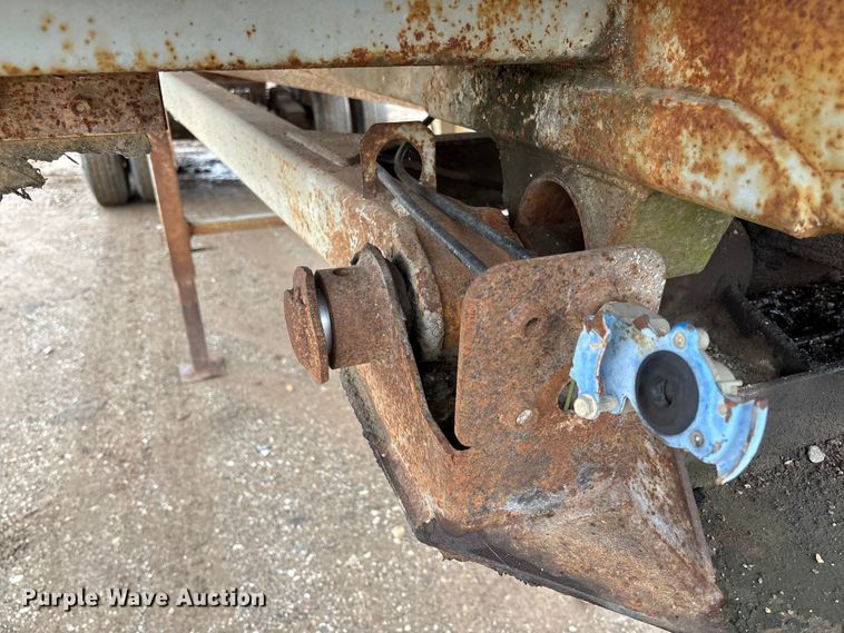 image for item EV3349 1994 Clement HL2623 end dump trailer