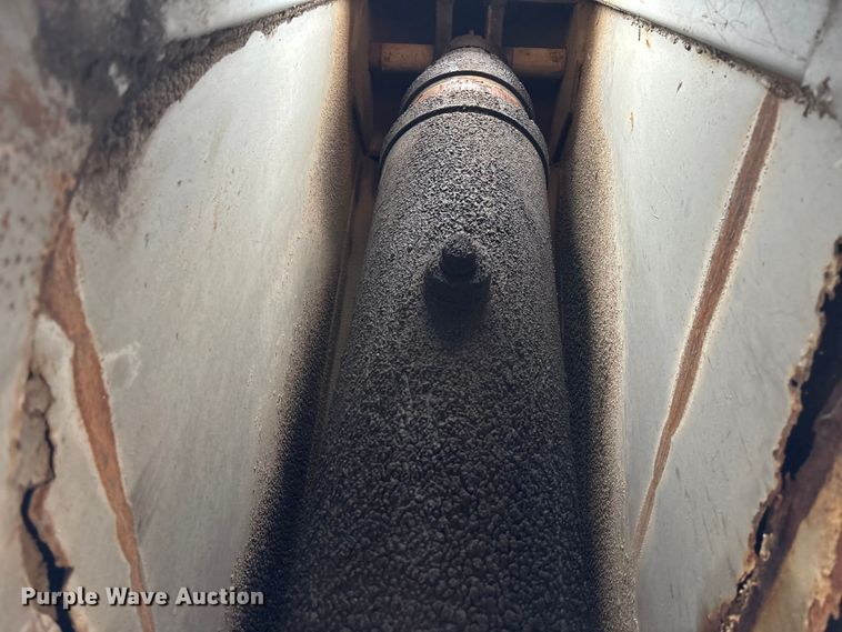 image for item EV3349 1994 Clement HL2623 end dump trailer