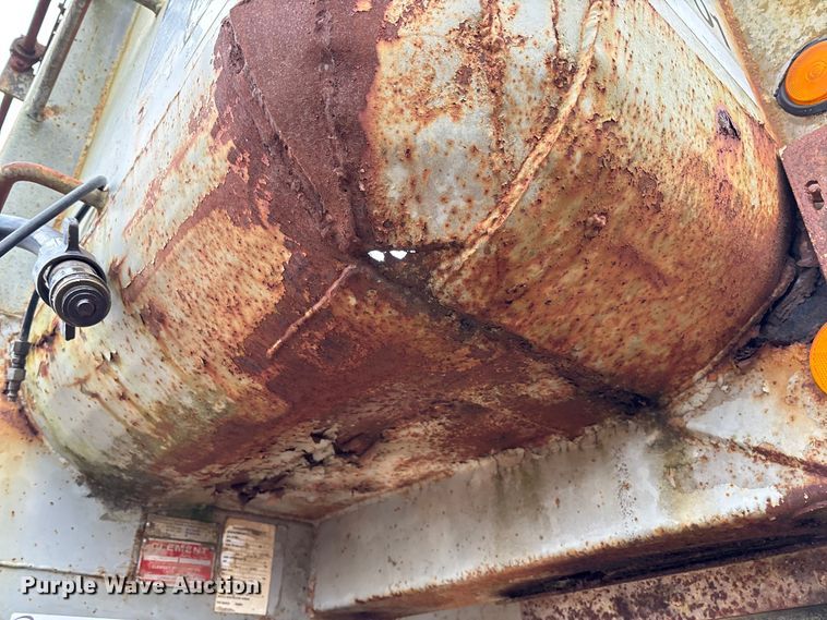 image for item EV3349 1994 Clement HL2623 end dump trailer