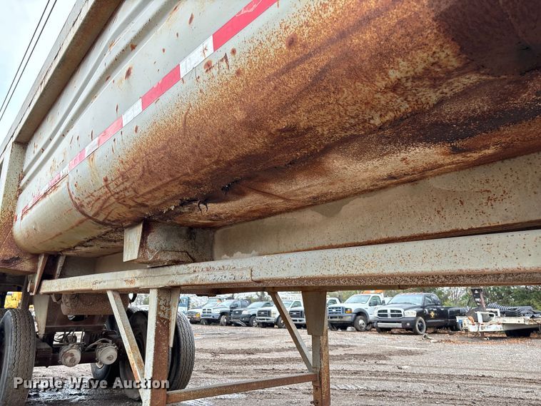image for item EV3349 1994 Clement HL2623 end dump trailer