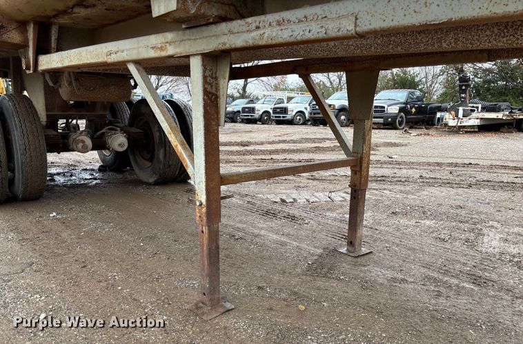 image for item EV3349 1994 Clement HL2623 end dump trailer