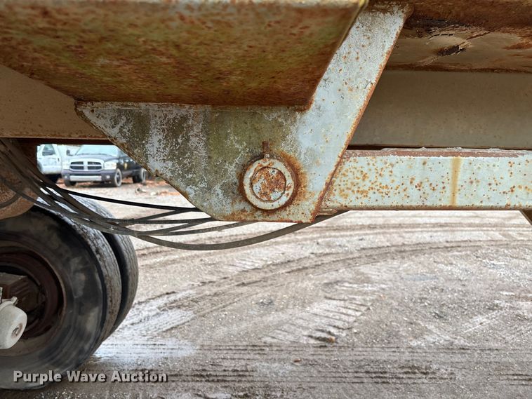 image for item EV3349 1994 Clement HL2623 end dump trailer