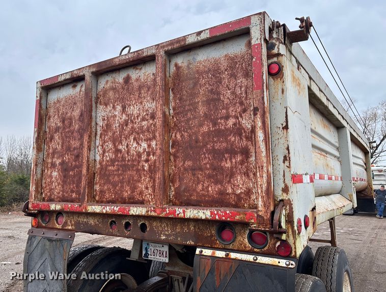 image for item EV3349 1994 Clement HL2623 end dump trailer