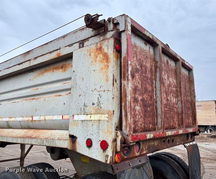 image for item EV3349 1994 Clement HL2623 end dump trailer