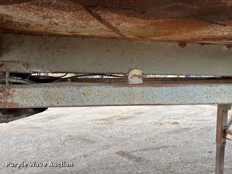 image for item EV3349 1994 Clement HL2623 end dump trailer