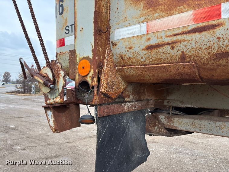 image for item EV3349 1994 Clement HL2623 end dump trailer