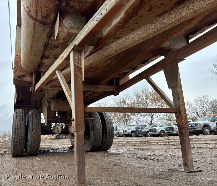 image for item EV3349 1994 Clement HL2623 end dump trailer