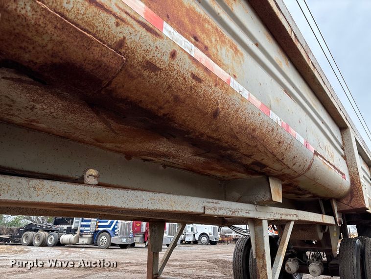 image for item EV3349 1994 Clement HL2623 end dump trailer