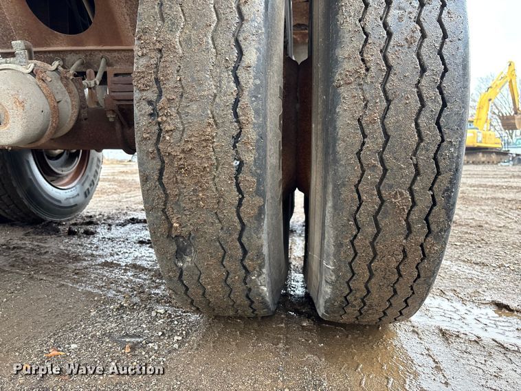 image for item EV3349 1994 Clement HL2623 end dump trailer