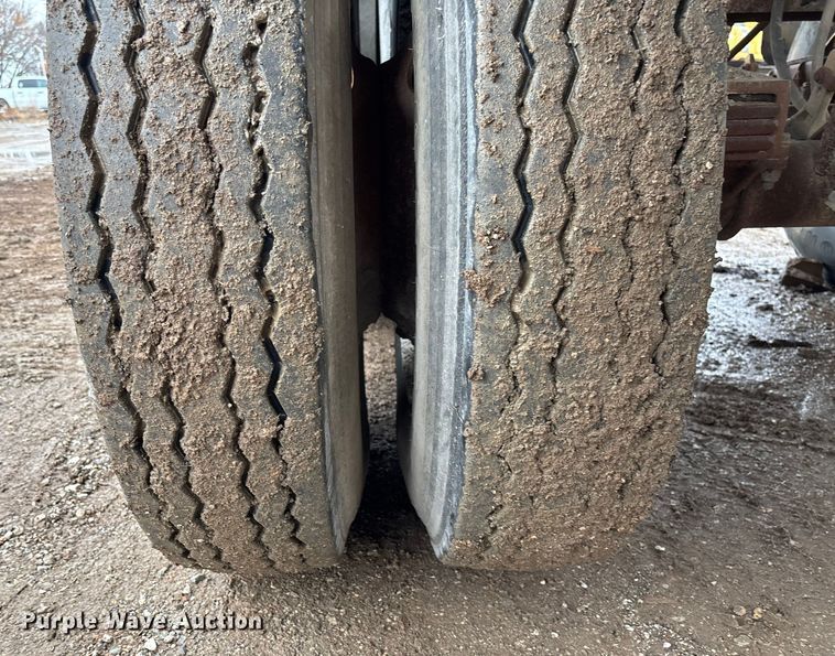 image for item EV3349 1994 Clement HL2623 end dump trailer