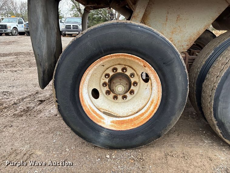 image for item EV3349 1994 Clement HL2623 end dump trailer