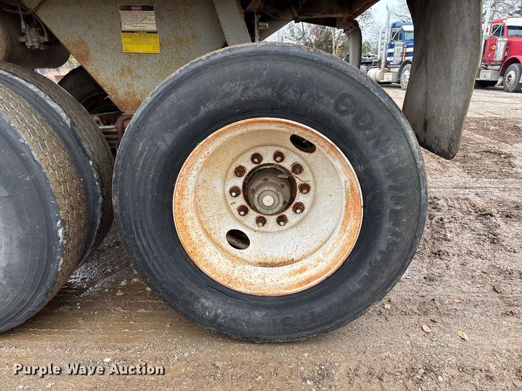 image for item EV3349 1994 Clement HL2623 end dump trailer