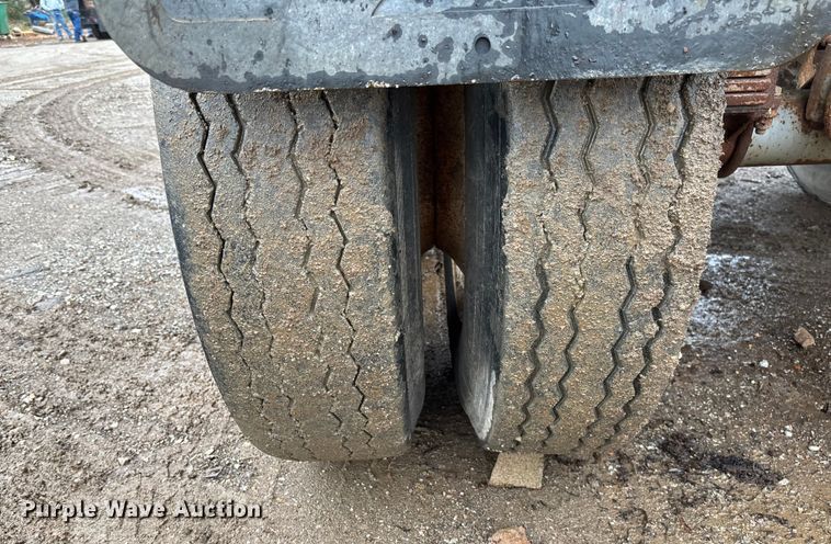 image for item EV3349 1994 Clement HL2623 end dump trailer